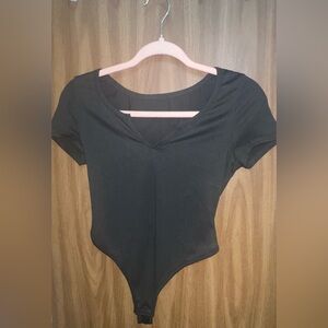 Bodysuit w/buttons v-neck